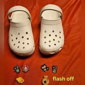 Crocs Classic White Unisex 9W 7M Jibbitzs Included Great Pre-Owned Condition